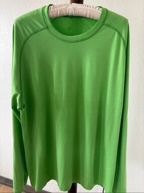 Men’s Lululemon long sleeve performance shirt.